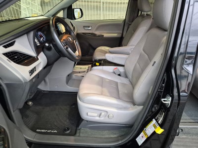2017 Toyota Sienna XLE Auto Access Seat