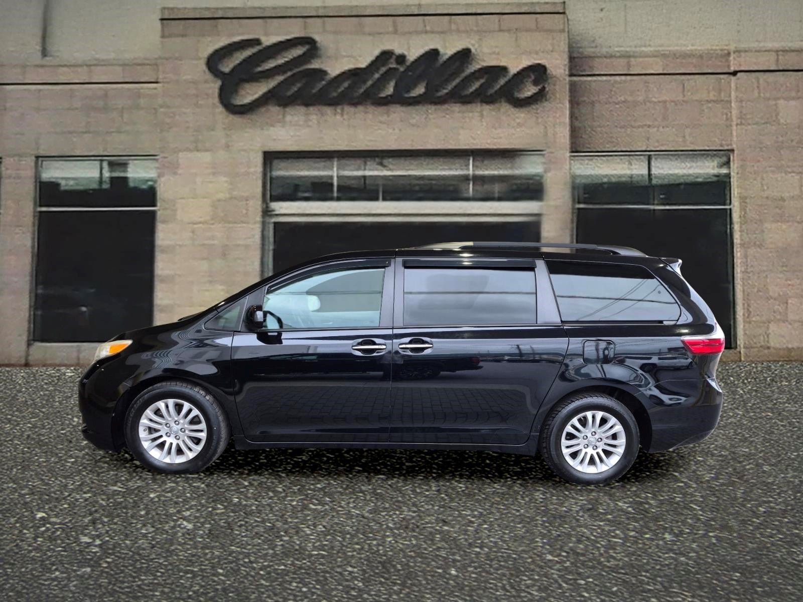 2017 Toyota Sienna XLE Auto Access Seat